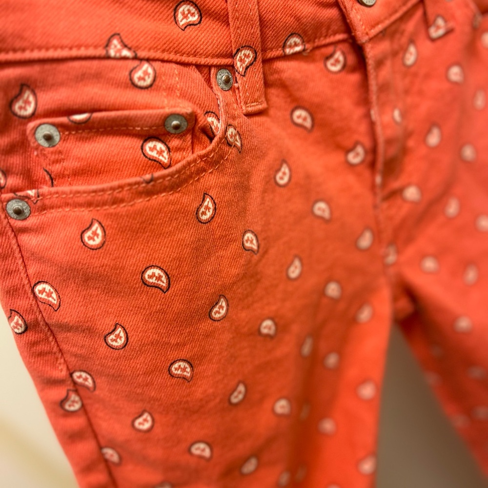 Levi 535 leggings. 97% cotton. Pink Paisley design. Size small. Comfy & stretchy